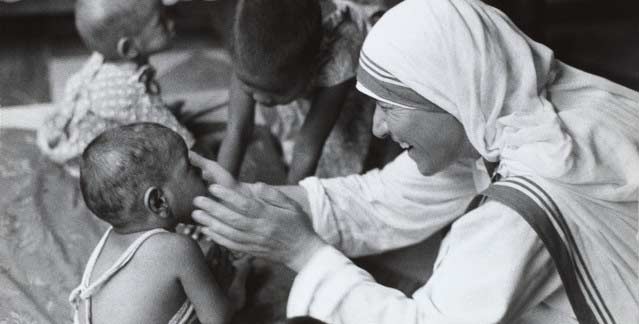 Santa Teresa de Calcuta sirviendo a los niños pobres